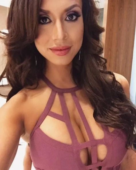 Сексуальная модель побаловала своих поклонников откровенными снимками